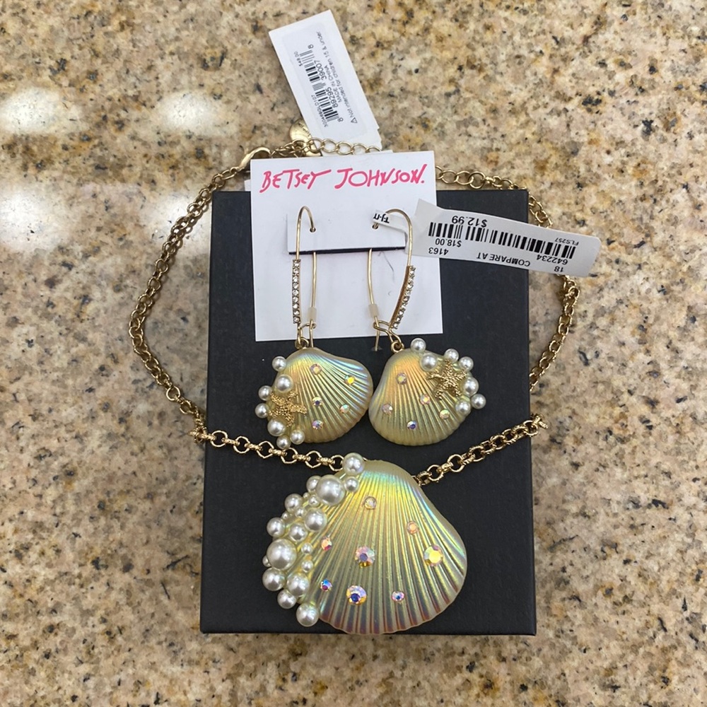 Betsy Johnson Yellow Seashells Set
